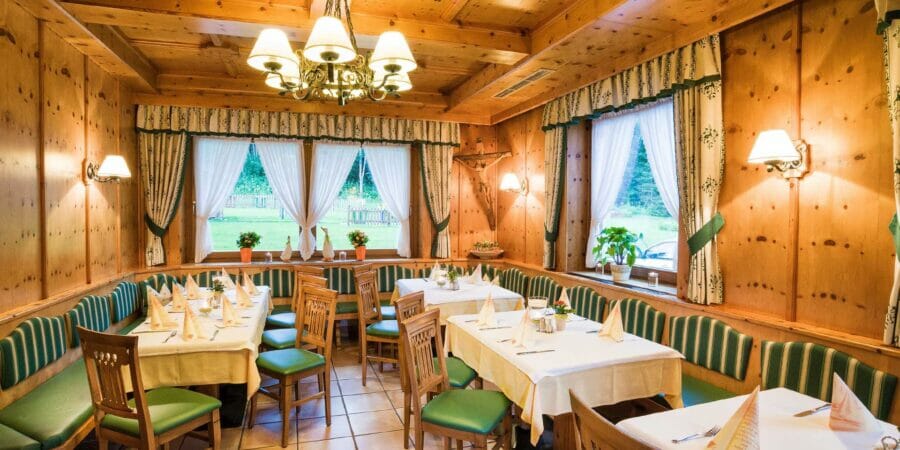 Gemütliches Restaurant mit Bar vom Hotel Wieseneck in Flachauwinkl