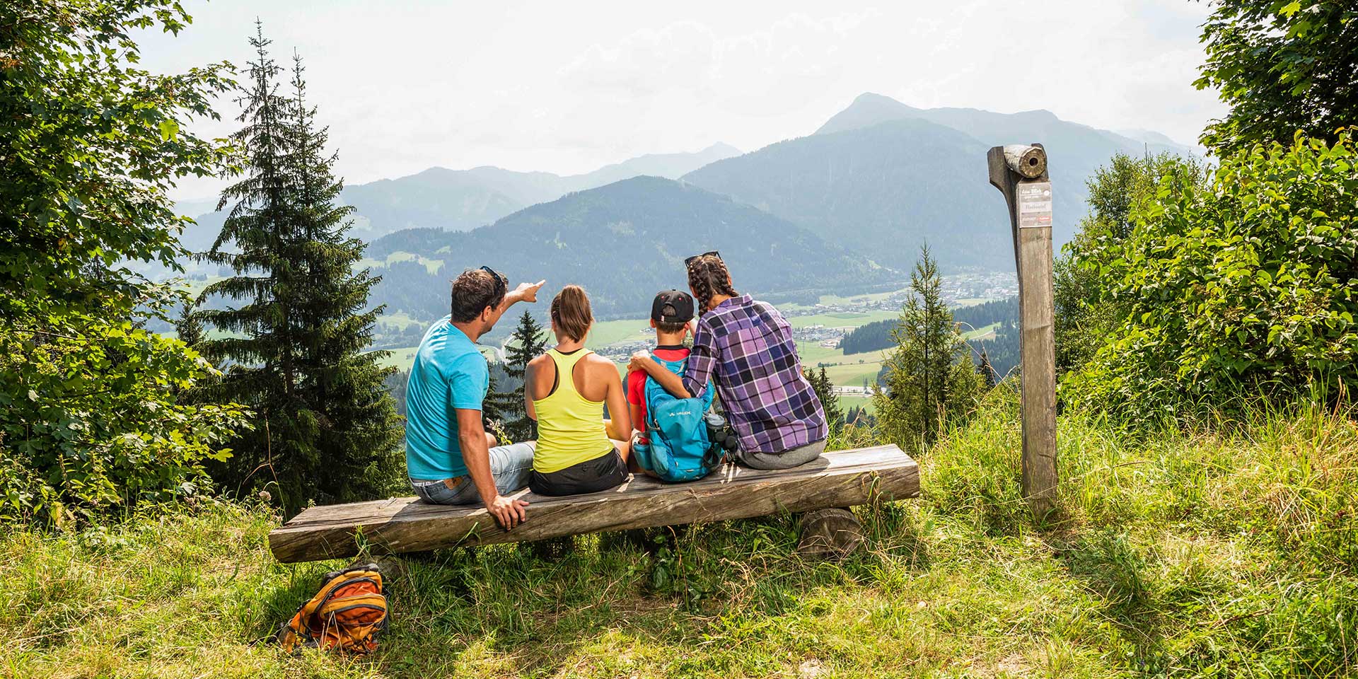 Familie genießt Aussicht beim Wandern in Flachau
