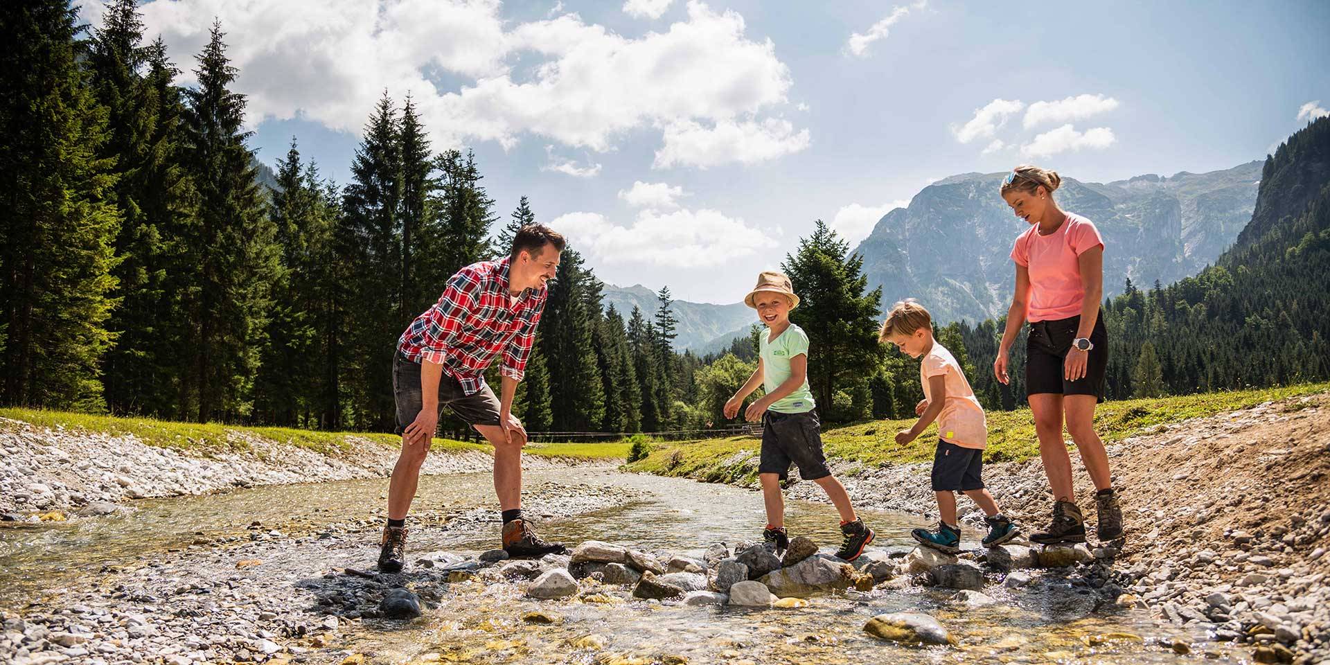 Familie beim Sommerurlaub in den Flachauer Bergen im schönen Salzburger Land