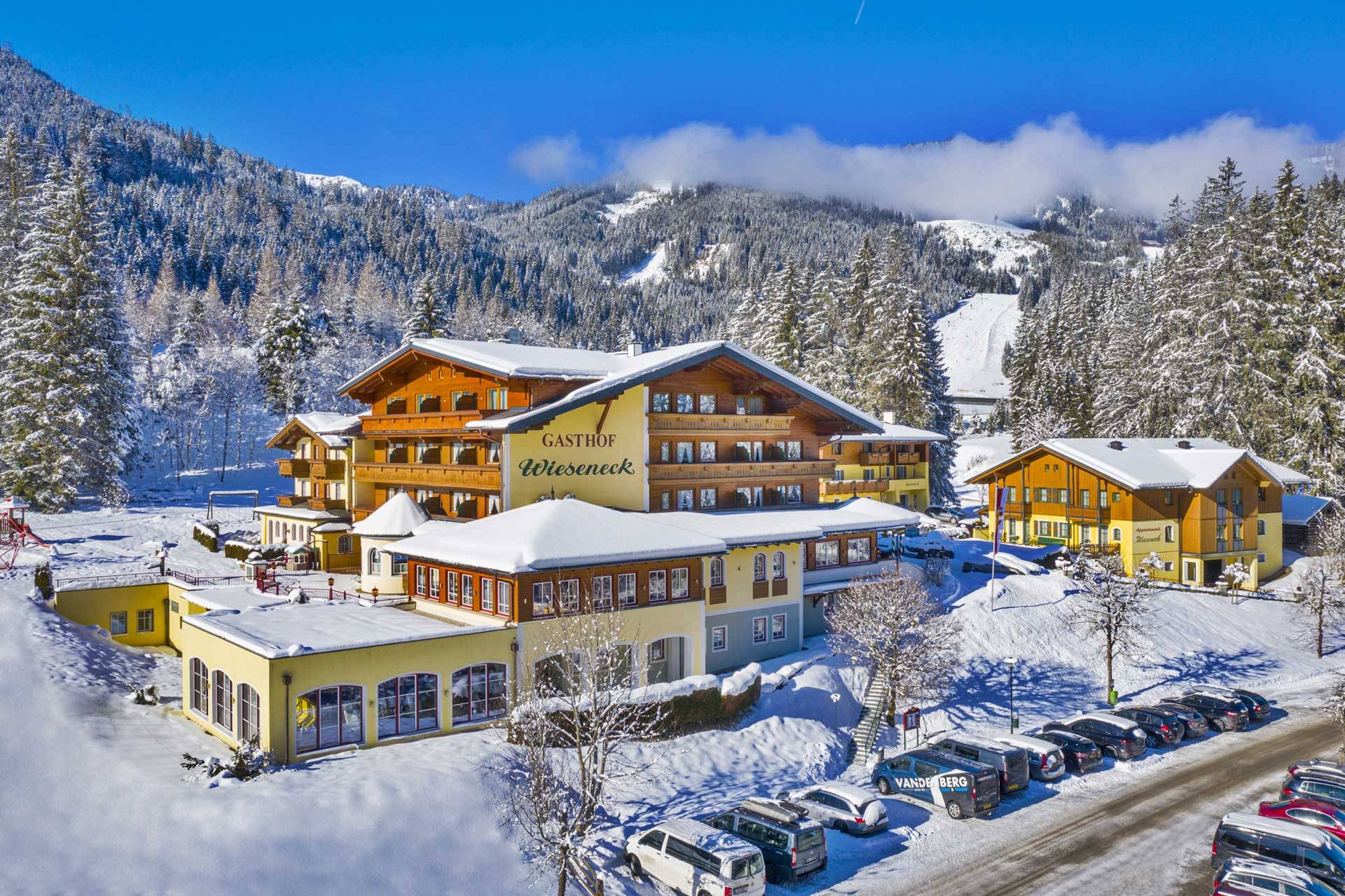 Winteraufnahme vom Hotel Wieseneck direkt an den Pisten der Ski Amadé