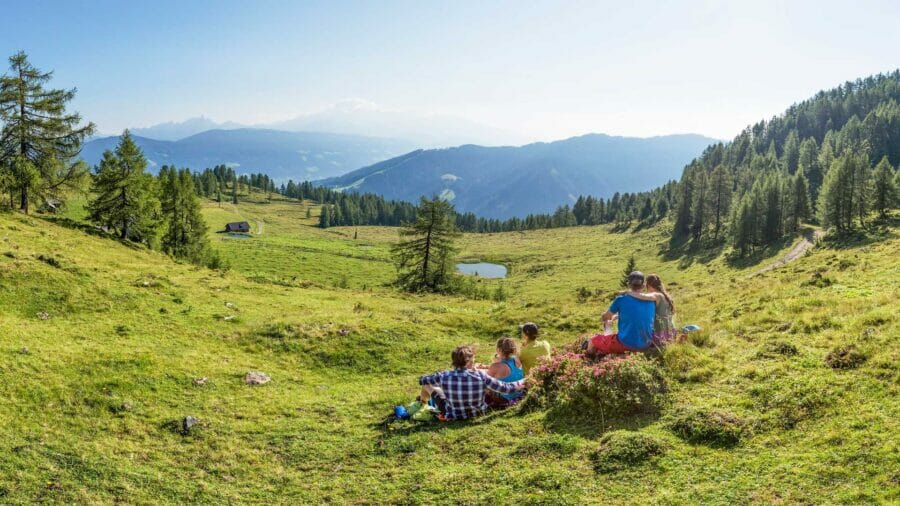 Familie beim Wandern in ihrem Sommerurlaub in den Flachauer Bergen
